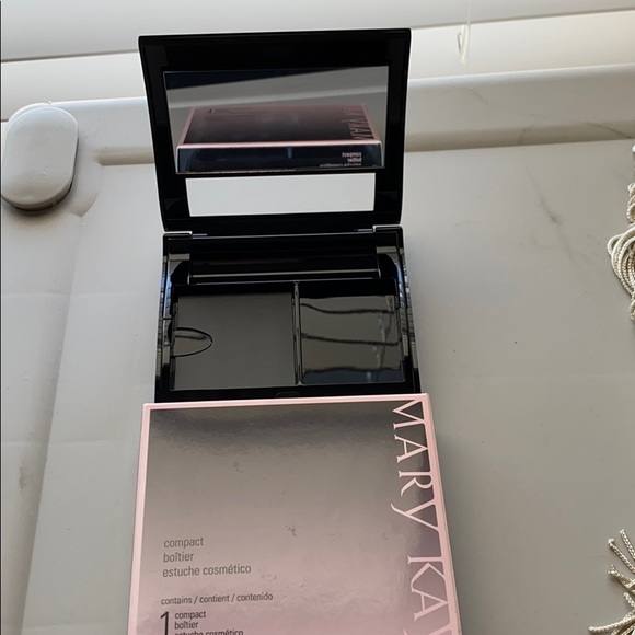 Mary Kay Compact - Picture 2 of 3